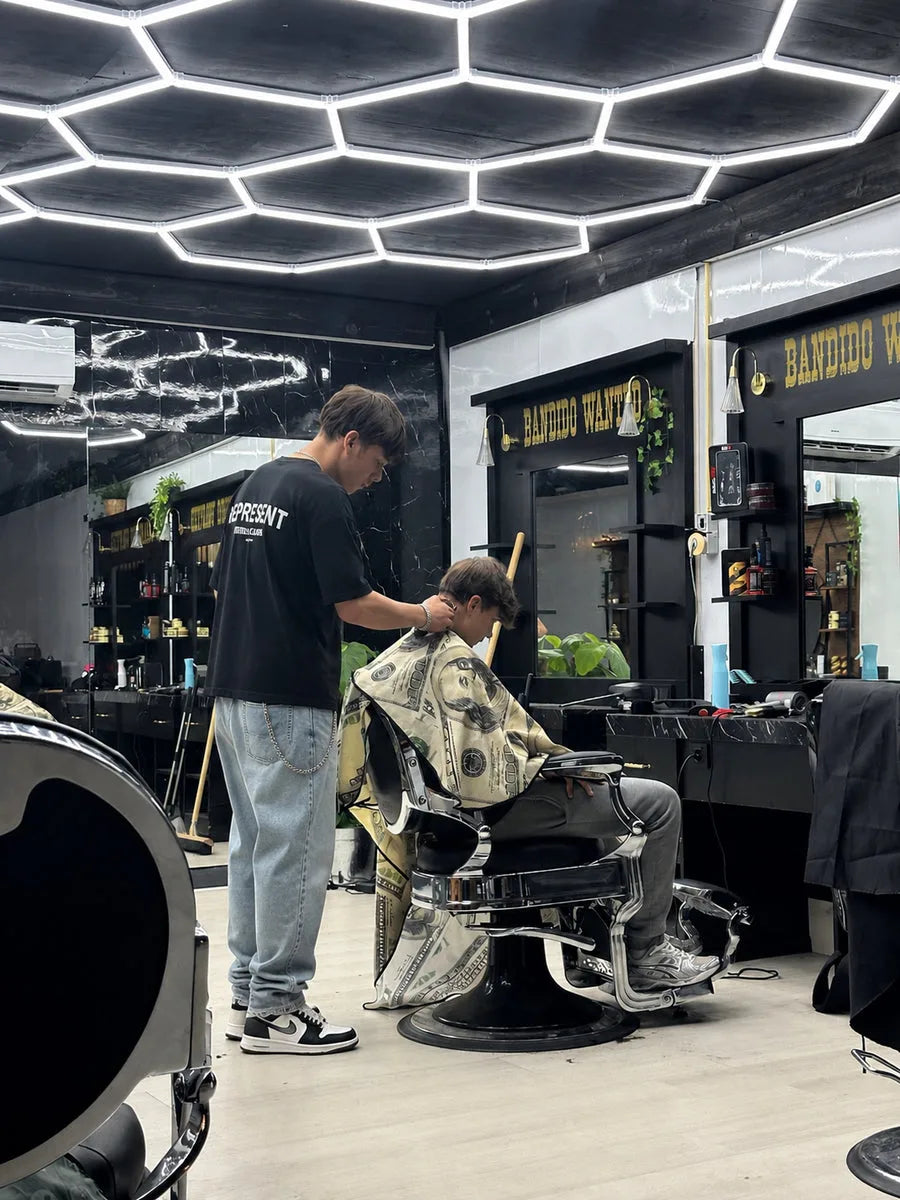 Een barber aan het werk in de shop van Barber Toti